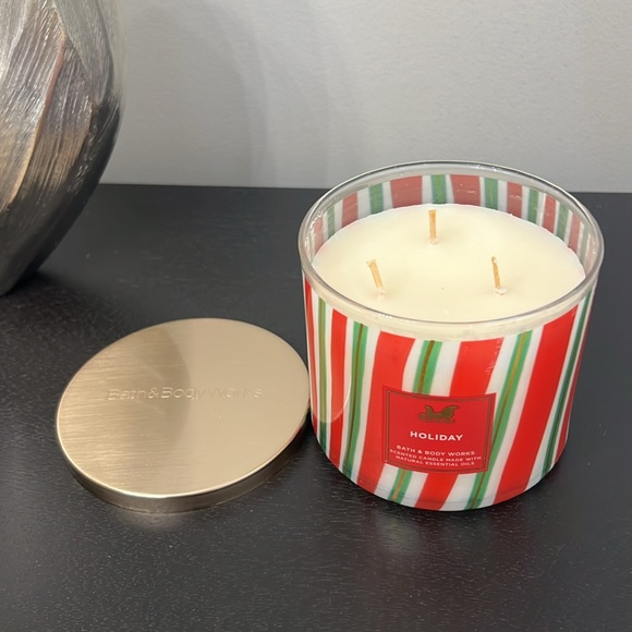 Bath & Body Works HOLIDAY 3 wick Candle - Picture 2 of 3
